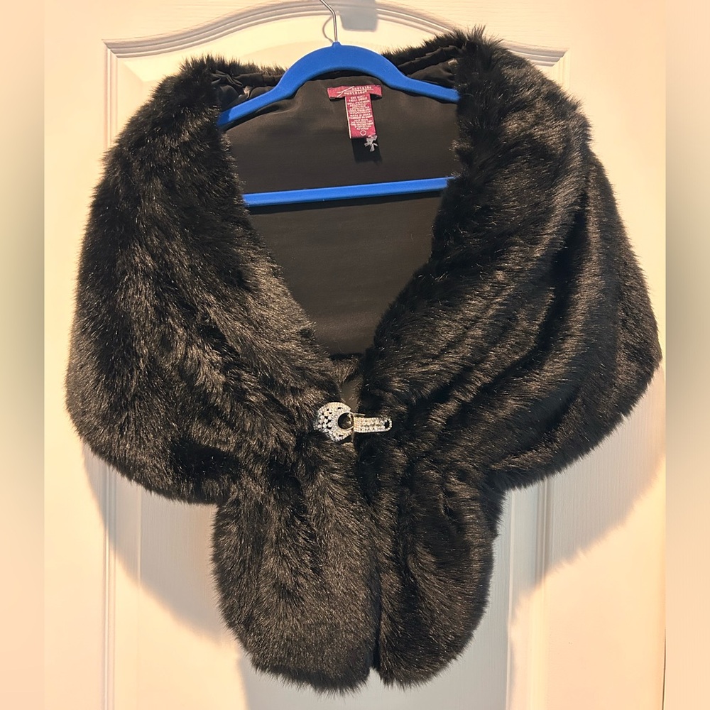 Black Faux Fur Glammie Shoulder Wrap